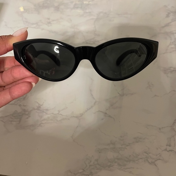 Brand new versace sunglasses - Picture 4 of 7